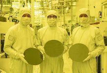 Samsung Electronics впервые объявила о «значительном» сокращении производства чипов Три вице-президента Samsung на производственной линии компании, июнь 2022