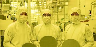 Три вице-президента Samsung на производственной линии компании, июнь 2022