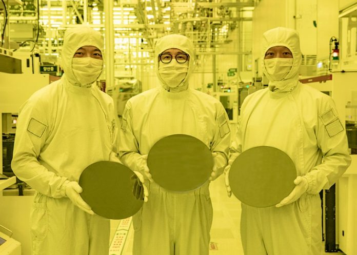 Три вице-президента Samsung на производственной линии компании, июнь 2022