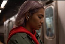 Пользователь наушников AirPods