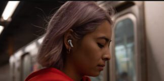 Пользователь наушников AirPods