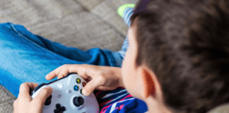 Ребёнок за игрой в Xbox