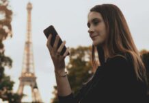 Девушка на фоне Эйфелевой башни