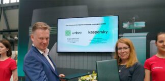 Владислав Яблонских, финансовый директор группы компаний «Цифра», и Анна Кулашова, управляющий директор «Лаборатории Касперского» в России и странах СНГ.