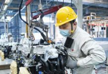 Власти Китая выступили за стимулирование экономики при помощи технологических инноваций Работник в Китае