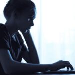 Введена административная ответственность социальных сетей за публикуемую информацию Пользователь за компьютером