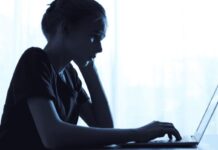 Введена административная ответственность социальных сетей за публикуемую информацию Пользователь за компьютером