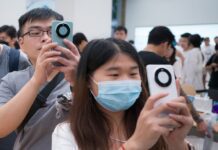 В КНР зафиксирован резкий рост продаж смартфонов местного производства Покупатели смартфонов в Азии