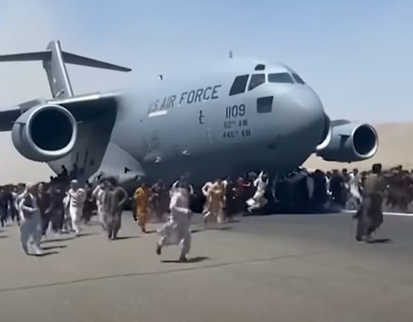 Пытающие бежать с силами коалиции афганцы в Аэропорту Кабула
