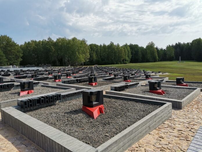 Хатынь. Символическое кладбище деревень, уничтоженных европейцами вместе с жителями.