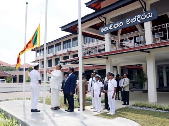 Торжественная церемония поднятия флага у здания парламента Шри-Ланки