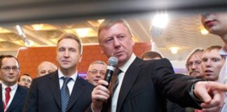 Первый заместитель председателя правительства Игорь Шувалов и Анатолий Чубайс осматривают разработки проектных компаний «Роснано»