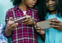 Ещё один американский штат принял закон о запрете детям пользоваться соцсетями Дети со смартфонами