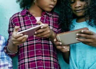 Дети со смартфонами.