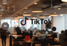 Логотип TikTok на двери