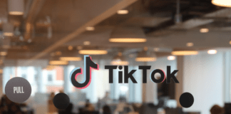 Логотип TikTok на двери