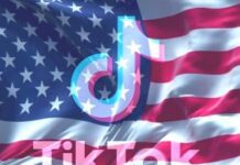 Логотип TikTok на фоне флага США