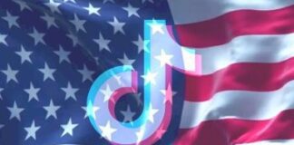 Логотип TikTok на фоне флага США