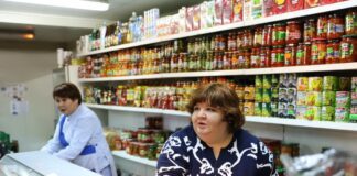 Продавцы магазина на Чукотке