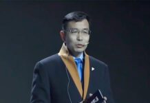 На фото: цифровой клон умершего основателя компании SenseTime «произносит речь» перед сотрудниками.