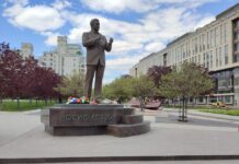 Полиция начала проверку установки в центре Москвы QR-кодов со ссылками на наркосайты Памятник Кобзону