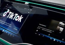 TikTok на экране мультимедийной системы Mercedes