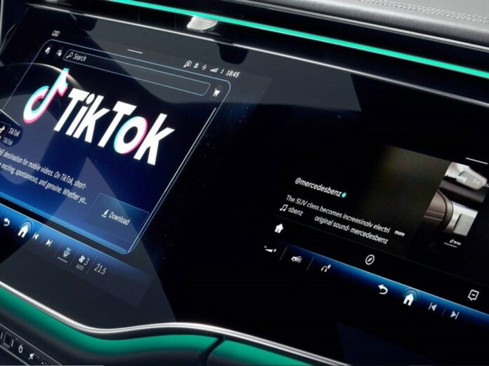 TikTok на экране мультимедийной системы Mercedes