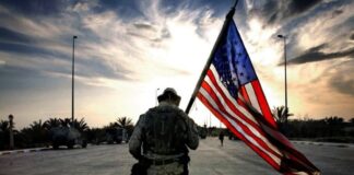 Солдат с флагом США