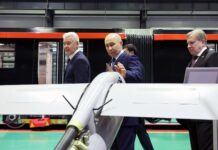 В ходе осмотра выставки развития автономных систем. С мэром Москвы Сергеем Собяниным (слева) и Заместителем Председателя Правительства Виталием Савельевым. Фото: Валерий Шарифулин, ТАСС