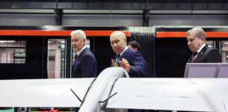 В ходе осмотра выставки развития автономных систем. С мэром Москвы Сергеем Собяниным (слева) и Заместителем Председателя Правительства Виталием Савельевым. Фото: Валерий Шарифулин, ТАСС