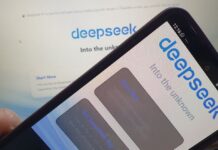 Логотипы DeepSeek на экранах ноутбука и смартфона