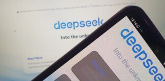 Логотипы DeepSeek на экранах ноутбука и смартфона