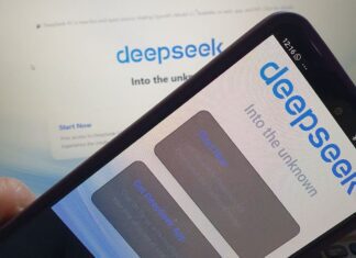 Логотипы DeepSeek на экранах ноутбука и смартфона