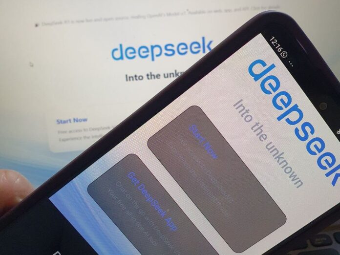 Логотипы DeepSeek на экранах ноутбука и смартфона