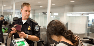 Сотрудник CBP США