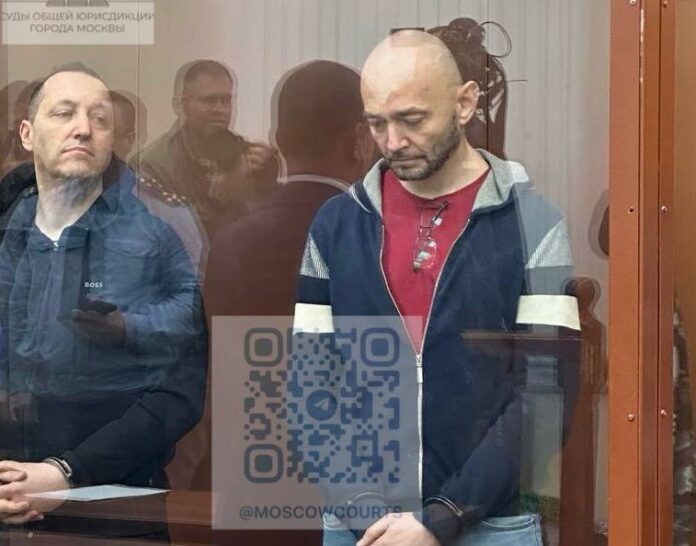 Моносов слева, Паршин справа