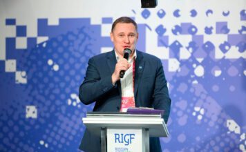 Полномочия директора Координационного центра доменов .RU/.РФ Андрея Воробьёва продлены на 5 лет Андрей Воробьёв. Фото (с) Андрей Парежев