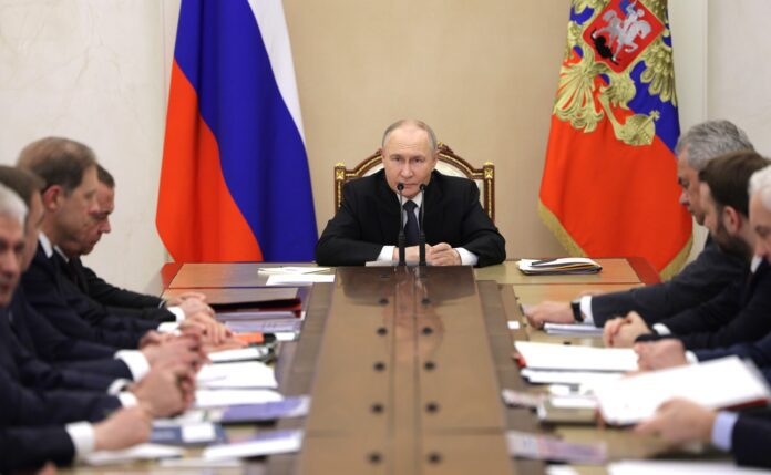 Владимир Путин на заседании Военно-промышленной комиссии