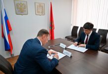 Справа налево: министр цифрового развития Красноярского края Николай Распопин и генеральный директор АО «Спутниковая система «Гонец» Андрей Манойло