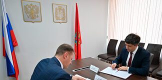 Справа налево: министр цифрового развития Красноярского края Николай Распопин и генеральный директор АО «Спутниковая система «Гонец» Андрей Манойло