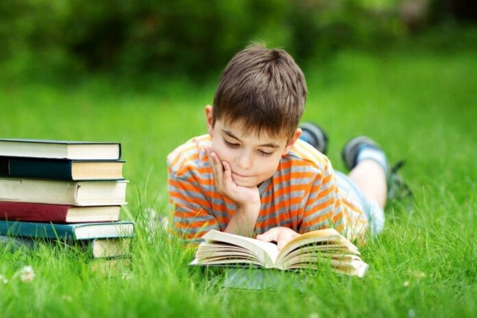 Мальчик с книгами