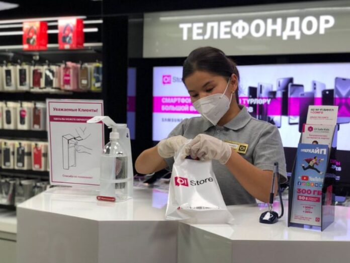 Сотрудник работающего в Киргизии мобильного оператора «О!» Фото (с) o.kg