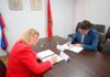 Министр цифрового развития Красноярского края Николай Распопин и председатель Красноярской краевой организации профсоюза работников связи Российской Федерации Ирина Криницына. Фото (с) Минцифры Красноярского края