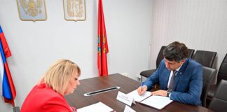 Министр цифрового развития Красноярского края Николай Распопин и председатель Красноярской краевой организации профсоюза работников связи Российской Федерации Ирина Криницына. Фото (с) Минцифры Красноярского края