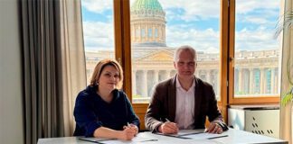 Председатель комитета по информатизации и связи Санкт-Петербурга Юлия Смирнова и коммерческий директор VK Tech Андрей Горяйнов.