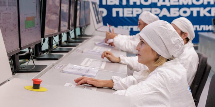 Работа за компьютером (с) Росатом