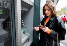 Центробанк сообщил о намерении привязывать банковские счета граждан к их ИНН Фото (с) freepik/asphotostudio