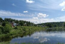 Село на берегу озера. Фото (с) Татьяна Барышева