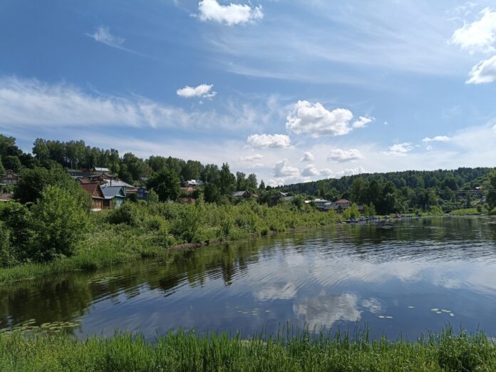 Село на берегу озера. Фото (с) Татьяна Барышева