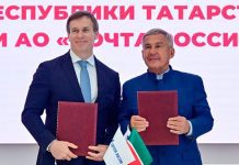 Справа налево: раис Республики Татарстан Рустам Минниханов и гендиректор «Почты России» Михаил Волков Фото (с) Правительство РТ